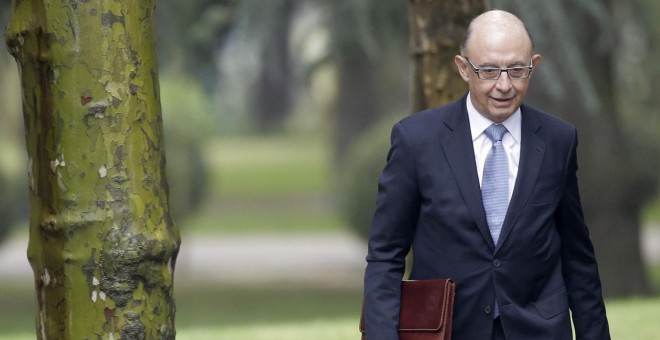 El ministro de Hacienda, Cristóbal Montoro, en los jardines del Palacio de la Moncloa, para asistir a la primera reunión del Consejo de Ministros del nuevo Gobierno de Mariano Rajoy. EFE