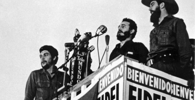 Fidel Castro pronuncia un discurso junto a Camilo Cienfuegos y Ernesto Che Guevara en La Habana (8 de enero de 1959) / AFP