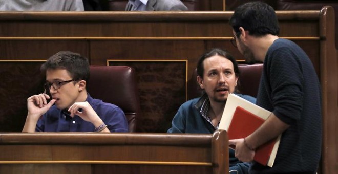 Los diputados de Unidos Podemos, Íñigo Errejón, Pablo Iglesias y Alberto Garzón en el pleno del Congreso de los Diputados. EFE/Sergio Barrenechea