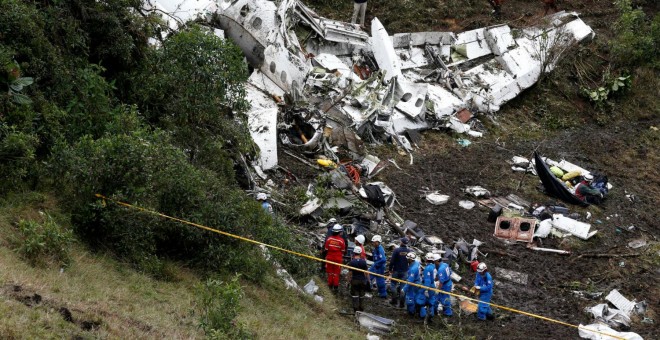 Equipos de rescate acceden a la zona donde se estrelló el avión del Chapecoense. - REUTERS