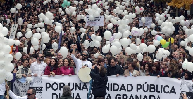 Manifestación en Granada, en protesta por las fusiones hospitalarias que tiene programada la Junta de Andalucía, con el doctor Jesús Candel, conocido como 'Spiriman', en la cabecera de la marcha. EFE/PEPE TORRES