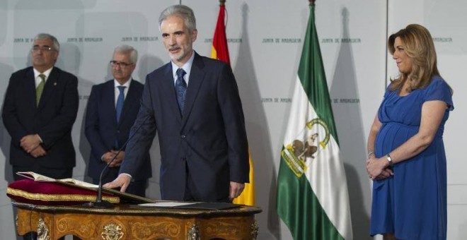 Aquilino Alonso, en el acto de promesa de su cargo como consejero de Sanidad, en presencia de la presidenta de la Junta de Andalucía, en  en la Sala de los Espejos del Palacio de San Telmo. EFE