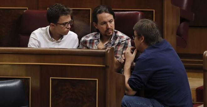 Foto de archivo del portavoz de En Comú Podem, Xavi Doménech, con Iglesias y Errejón. / EFE