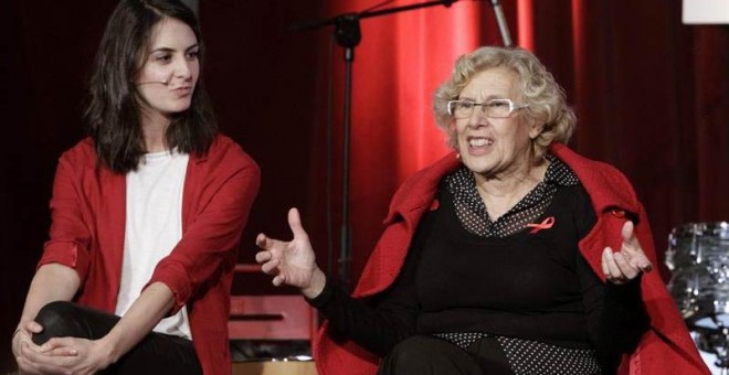 Rita Maestre y Manuela Carmena durante la presentación de la programación navideña en Madrid. | DAVID GONZÁLEZ (EFE)