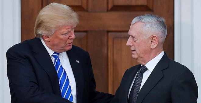 Fotografía de archivo del 19 de noviembre de 2016 del presidente electo estadounidense, Donald Trump), estrechando la mano del retirado James Mattis en el Trump International Golf Club de Bedminster Township, Nueva Jersey./ EFE