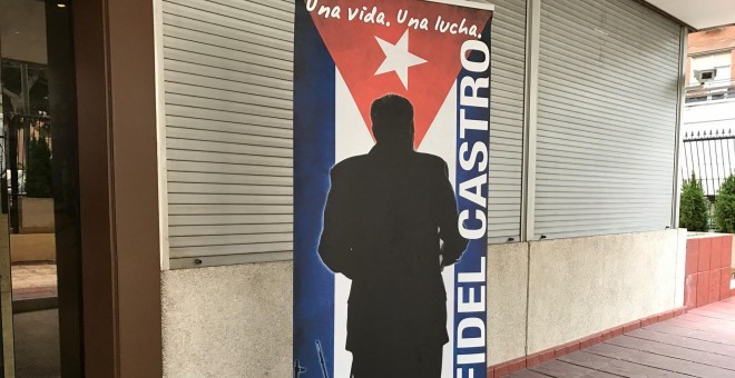 Cartel con la silueta de Fidel Castro en la Embajada de Cuba en Madrid. / PÚBLICO