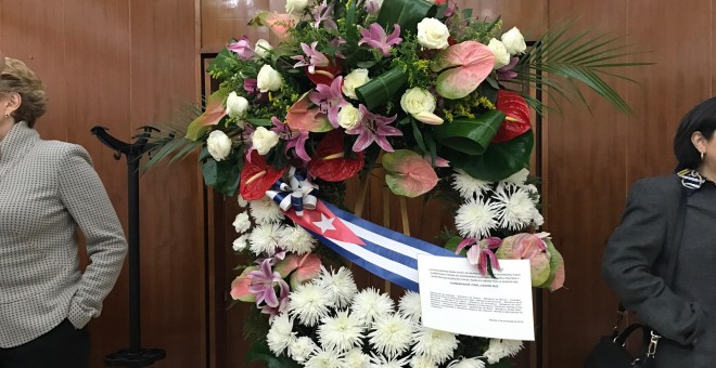 Ofrenda floral en homenaje al fallecido Fidel Castro en la Embajada de Cuba en Madrid. / PÚBLICO