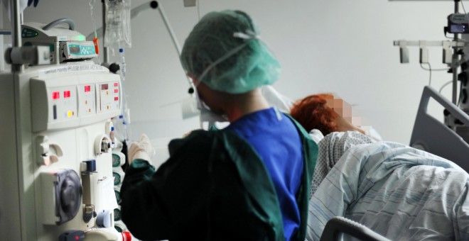 Una enfermera atiende a un paciente en un centro médico de Hamburgo. - AFP