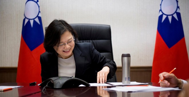 La presidente de Taiwán, Tsai Ing-wen, habla por teléfono con el presidente electo de Estados Unidos, Donald Trump, en su oficina en Taipei.- REUTERS