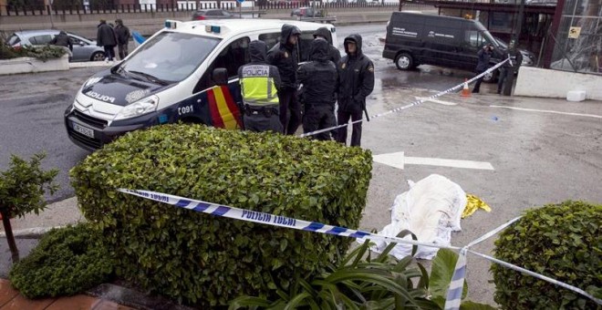 Agentes de la policía en las inmediaciones del Centro Comercial de Estepona (Málaga) donde una mujer ha sido hallada muerta. - EFE