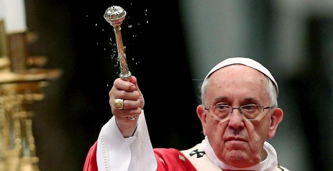 El Papa Francisco, durante la misa de Pentecostés celebrada ayer / EFE