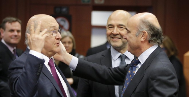 El comisario europeo de Asuntos Económicos, Pierre Moscovici, en el centro, con el ministro de Economía, Luis de Guindos, y su colega francés de Finanzas, Michel Sapin, al inicio de la reunión del Eurogrupo en Bruselas (Bélgica). EFE/Olivier Hoslet