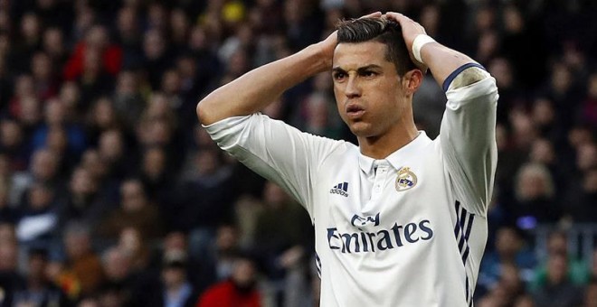 El delantero portugués del Real Madrid, Cristiano Ronaldo, durante el clásico en el Camp Nou./EFE