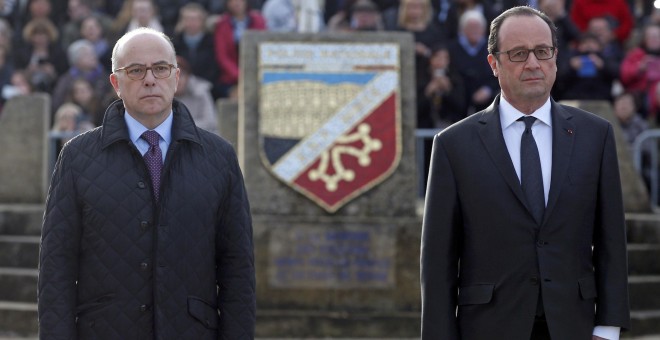 Francois Hollande y Bernard Cazeneuve en un acto de graduación de policías nacionales en Nimes el 25 de noviembre. /REUTERS