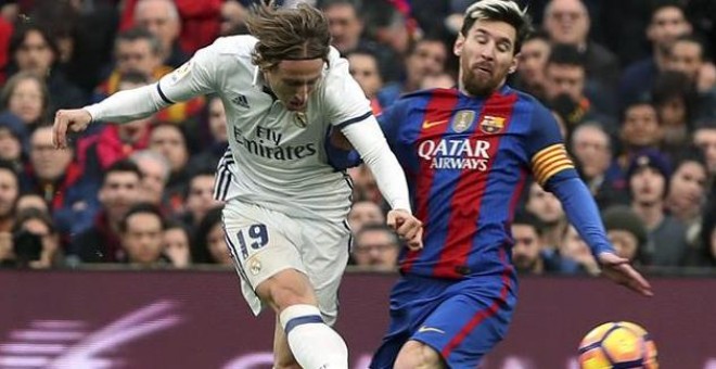 Modric dispara ante Messi en el clásico del sábado en el Camp Nou. /EFE