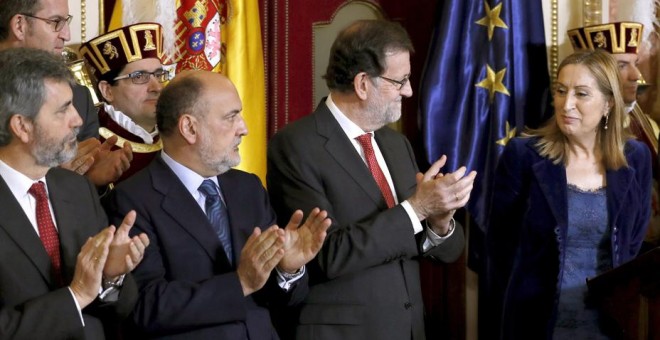 El presidente del Gobierno, Mariano Rajoy, el del CGPJ y del Tribunal Supremo, Carlos Lesmes, y el del Tribunal Constitucional, Francisco Pérez de los Cobos, aplauden a la presidenta del Congreso, Ana Pastor, en el acto celebrado en la Cámara Baja con mot