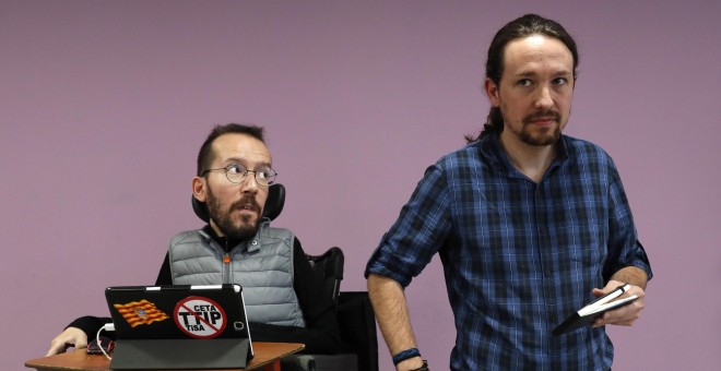 El líder de Podemos, Pablo Iglesias, y el secretario de Organización, Pablo Echenique, durante una rueda en la sede del partido, tras una reunión de Consejo de Coordinación. EFE/Chema Moya