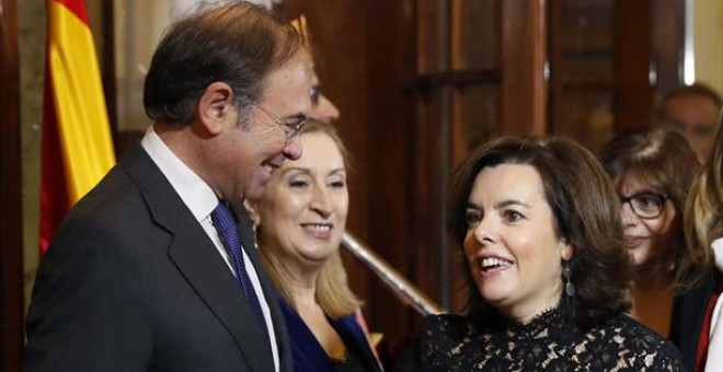 La vicepresidenta del Gobierno, Soraya Sáenz de Santamaría, junto a los presidentes del Congreso, Ana Pastor, y del Senado, Pío García Escudero, durante el acto celebrado en la Cámara Baja con motivo del 38 aniversario de la Constitución. EFE/Chema Moya