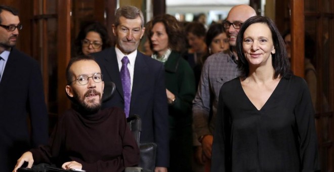 El secretario de Organización de Podemos, Pablo Echenique (i), junto a los diputados de Unidos Podemos Carolina Bescansa (d) y Txema Guijarro (2d), y el ex JEMAD y miembro de Podemos, José Julio Rodríguez (2i), durante el acto celebrado en el Congreso con