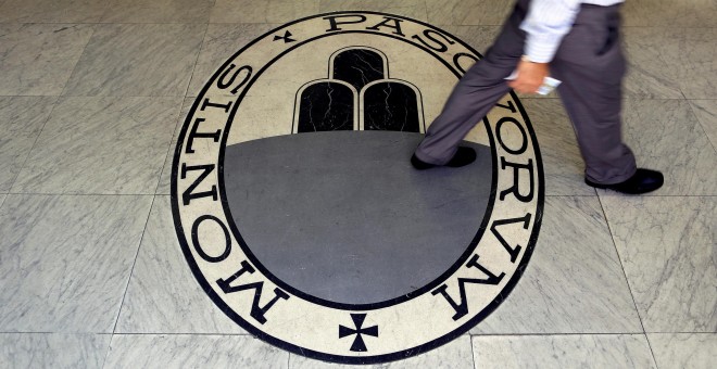 Un hombre pasa sobre el logo del banco Monte Dei Paschi Di Siena en una oficina en Roma. REUTERS/Alessandro Bianchi
