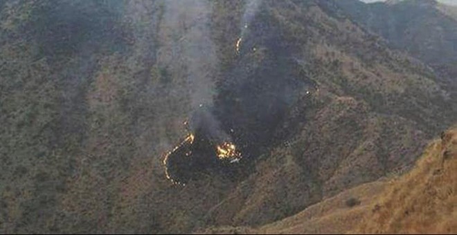 Vista de los restos del avión tras estrellarse en Havelian, localidad situada al sur de Abbotabad, Pakistán. - EFE