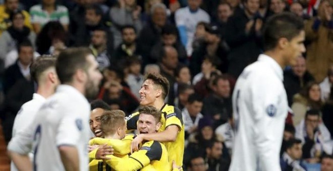 Los jugadores del Borussia celebran el segundo gol al Madrid. EFE/JuanJo Martín