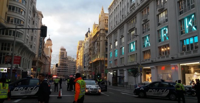 La Policía ordena evacuar la Gran Vía de Madrid por una amenaza de bomba. /PABLO OLIVEIRA Y SILVA (PÚBLICO)