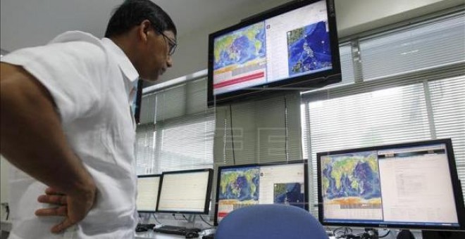 Investigadores del Instituto Filipino de Vulcanología y Sismología monitorizan los datos de un seísmo en las Islas Salomón en 2005. / EFE