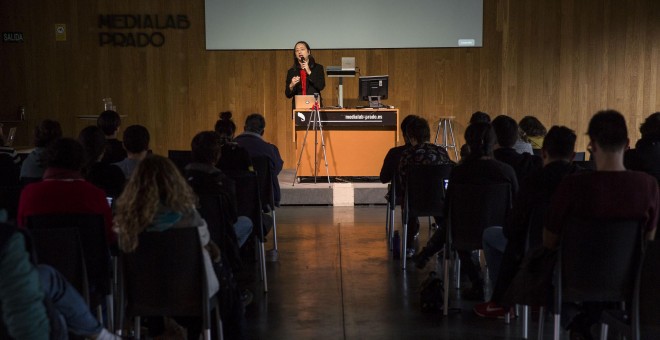 Audrey Tang, en un momento de su charla en Medialab-Prado durante el taller de Inteligencia Colectiva para la Democracia. David Fernández/LM