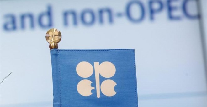 La Organización de Países Exportadores de Petróleo (OPEP) se ha reunido este sábado en Viena con países no pertenecientes a la OPEP con el objetivo de reducir el suministro de petróleo para aumentar los precios. / EFE
