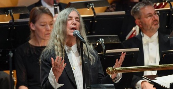 La cantante estadounidense Patti Smith interpretando un tema del ausente ganador del Premio Nobel de Literatura Bob Dylan, durante la ceremonia de entrega del premio Nobel 2016 en el Stockholm Concert Hall de Estocolmo, Suecia. EFE