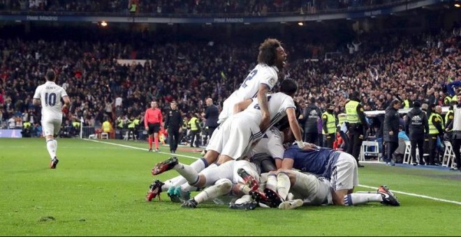 Los jugadores del Real Madrid celebran el tercer gol del equipo frente al Deportivo de La Coruña, durante el partido de la decimoquinta jornada de Liga en Primera División que se juega esta noche en el estadio Santiago Bernabéu, en Madrid. EFE/JJ Guillén