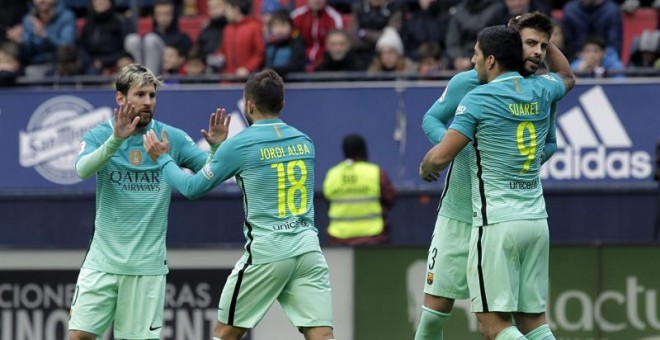 El delantero uruguayo del FC Barcelona Luis Suárez (d) celebra con su compañero, el defensa Gerard Piqué (2d), junto al delantero argentino Leo Messi (i) y el defensa Jordi Alba (2i), el primer gol de su equipo ante el Osasuna, durante el partido de la jo