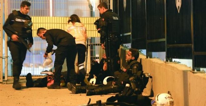 Un grupo de policías turcos, junto al estadio del Besiktas donde se produjo un doble atentado. REUTERS
