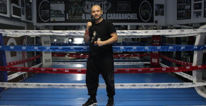 Giova posa ante el ring del Club Boxeo Carabanchel. /J. L. RECIO
