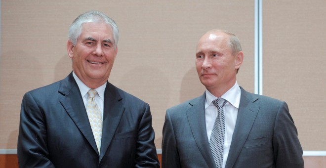 Vladimir Putin junto a Rex Tillerson en Sochi, Rusia. /  REUTERS