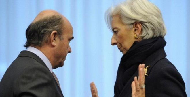 La directora gerente del FMI, Christine Lagarde, conversa con el ministro de Economía, Luis de Guindos, enuna reunióm del Eurogrupo en Bruselas. AFP/JOhn Thys