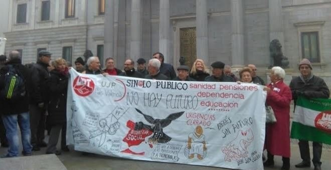 Jubilados protestan ante las puertas del Congreso por las pensiones / EUROPA PRESS