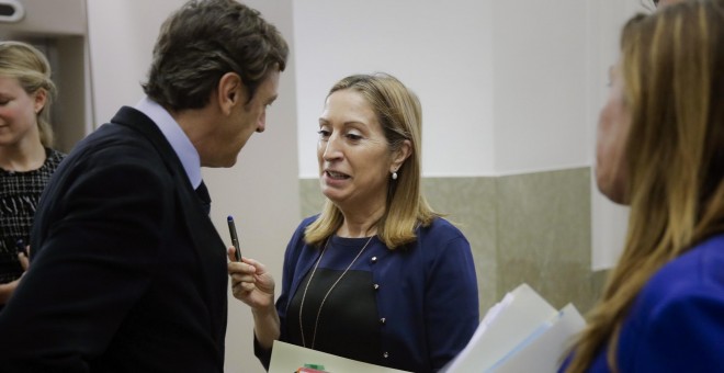 La presidenta del Congreso, Ana Pastor, conversa con el portavoz parlamentario del PP, Rafael Hernando. EFE