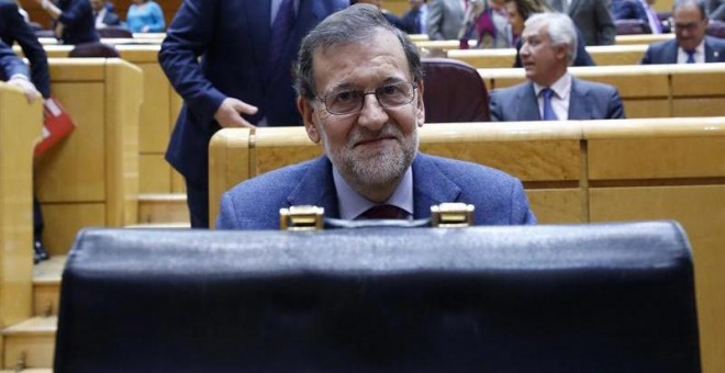 El presidente del Gobierno, Mariano Rajoy, ocupa su escaño al inicio del Pleno de la sesión de control al Gobiernoen el Senado. | KIKO HUESCA (EFE)