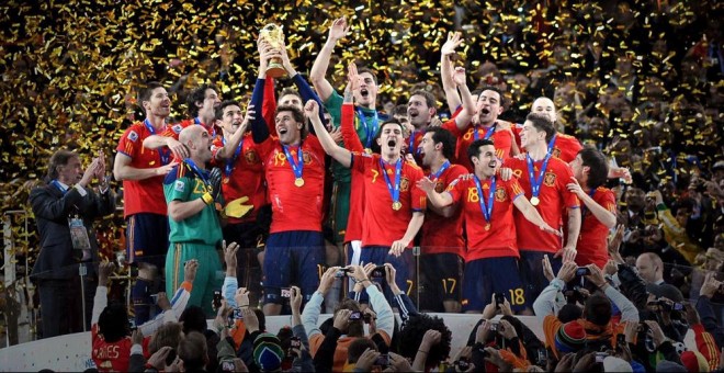 Los jugadores españoles celebran el título de campeón del mundo en Sudáfrica 2010.