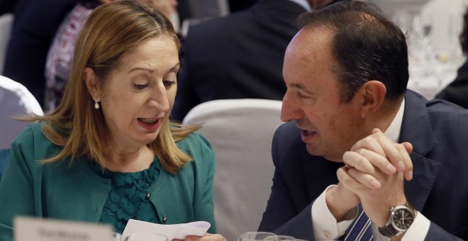 La presidenta del Congreso, Ana Pastor, y el vicepresidente del Senado, Pedro Sanz, durante la cena previa a la entrega de los Premios Parlamentarios, organizada por la Asociación de Periodistas Parlamentarios (APP), en el hotel Palace, en Madrid. EFE/FER