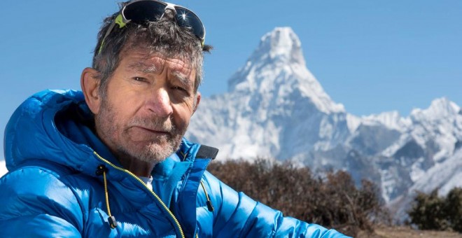 Carlos Soria con el Ama Dablam de fondo.