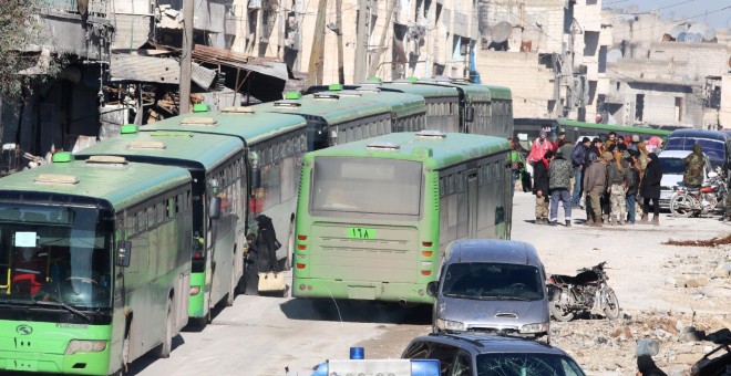 Varios autobuses esperan en la zona asediada de Alepo a poder salir. - REUTERS