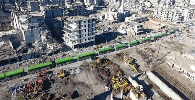 Los autobuses destinados a la evacuación cruzan la ciudad de Alepo. - ALEPPO MEDIA CENTER