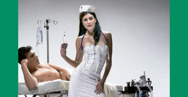 Calendario erótico 2017 de Cartelera Turia, donde la consellera de Igualtat aparece vestida de enfermerá con corsé.
