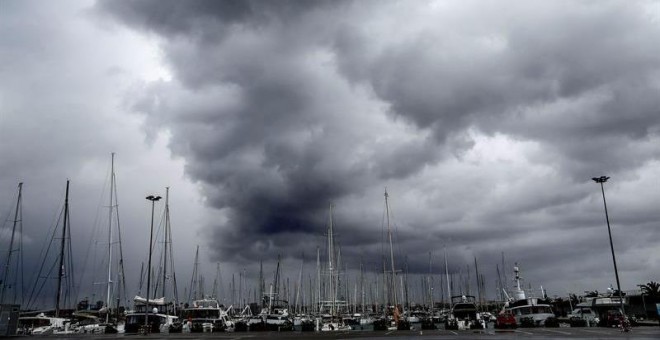 Un fuerte temporal está sacudiendo el sureste peninsular. EFE/Manuel Bruque