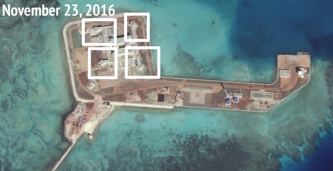 Imagen de estructuras defensivas octogonales construidas por China sobre islas artificiales que ha edificado en el Mar de China Meridional y que han sido difundidas por Estados Unidos.