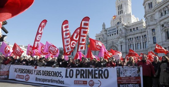 La manifestación convocada este domingo por CCOO y UGT en Madrid para recuperar los derechos perdidos y presionar al Gobierno para que se siente a negociar sin límites, a su paso por la Plaza de Cibeles. EFE/Ballesteros