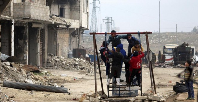 Varios niños juegan entre los escombros de un edificio derruido en la zona de Salah al Din, en los barrios del este de Alepo, hace tres días. EFE